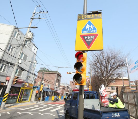 어린이 등하굣길…꽃길만 걷길