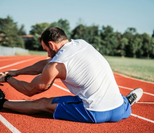 업무 중간에 할 수 있는 간단한 스트레칭 운동 man in white sleeveless top