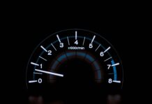 4월 생산 1.1% 늘어 한 달 만에 증가세 전환…자동차가 견인 white and blue analog tachometer gauge