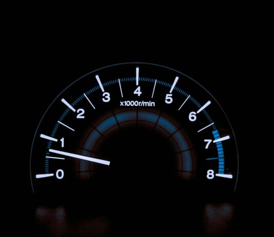 4월 생산 1.1% 늘어 한 달 만에 증가세 전환…자동차가 견인 white and blue analog tachometer gauge