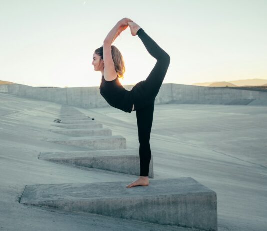 뻣뻣하다고 느껴진다면… 지금 당장 스트레칭을 하세요 shallow focus photo of woman in black sleeveless shirt doing yoga