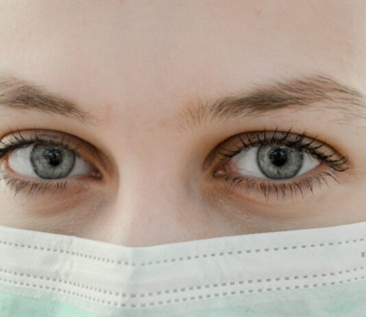 눈 건강을 지키는 방법 closeup photo of woman's eye wearing mask
