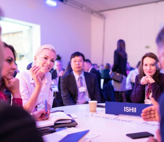 한 총리 “중앙아 3개국 순방, 경제영토 확장하는 정상외교” people at the table