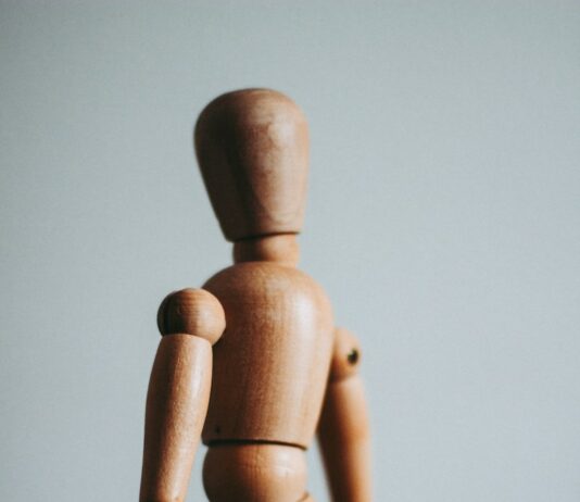 뻣뻣한 몸, 방치하면 큰 병 된다 colse-up photo of brown wooden doll