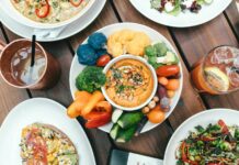 건강한 식사를 위한 준비 방법 vegetable platter with dressing