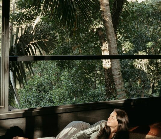 여름철 강력한 면역력 유지법 a person lying on a couch