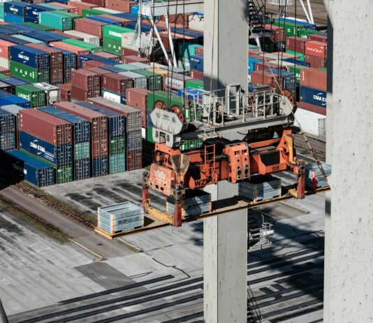 7월 수출 전년대비 13.9%↑…10개월 연속 플러스 행진 an overhead view of cargo containers and a crane