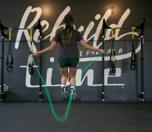 비 오는 날의 실내 운동: 가벼운 유산소 운동으로 활기찬 하루 woman using jumping rope