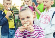 소아 비만 예방: 가정에서 실천할 수 있는 방법 boy in white and pink striped long sleeve shirt holding ice cream