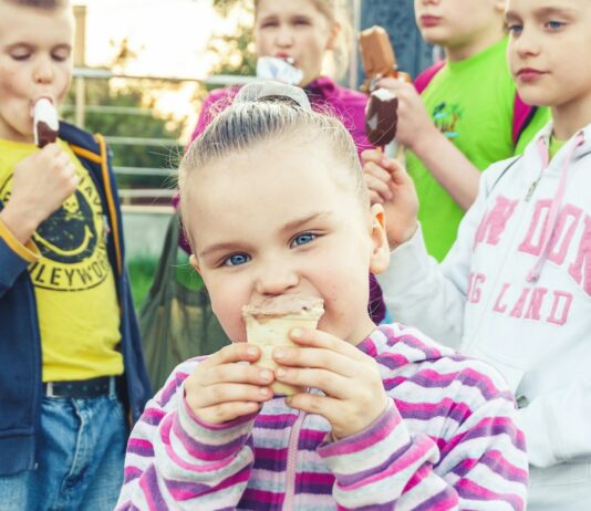 소아 비만 예방: 가정에서 실천할 수 있는 방법 boy in white and pink striped long sleeve shirt holding ice cream
