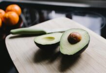 당뇨병 예방과 관리: 식이 요법의 핵심 sliced avocado on brown wooden chopping board