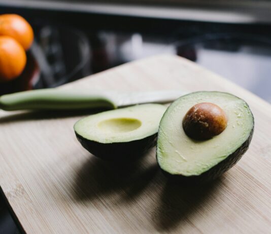 당뇨병 예방과 관리: 식이 요법의 핵심 sliced avocado on brown wooden chopping board