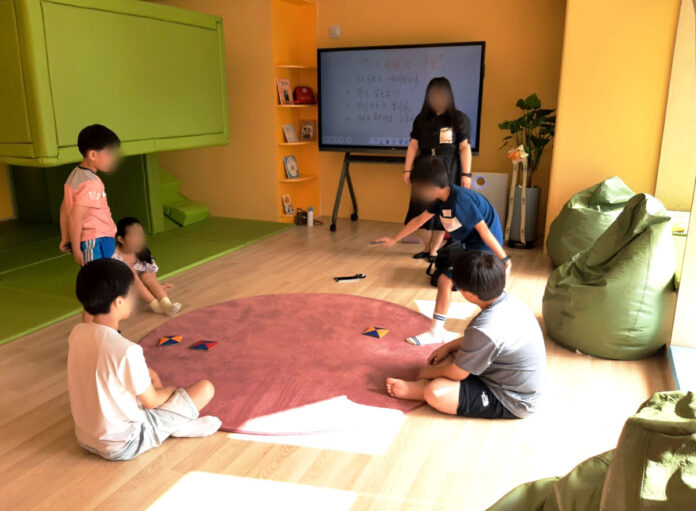 (사진1) 행복자곡키움센터 전통놀이 프로그램에 참여한 아이들