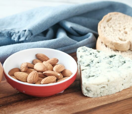 운동 후 영양 회복: 근육 회복을 위한 음식과 보충제 a bowl of almonds, bread, and an egg on a cutting board