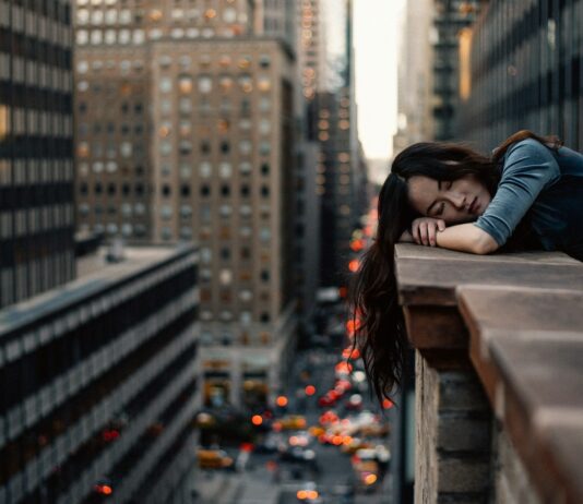 정신적 휴식: 바쁜 일상에서의 쉼표 woman leaning on top building rail during daytime