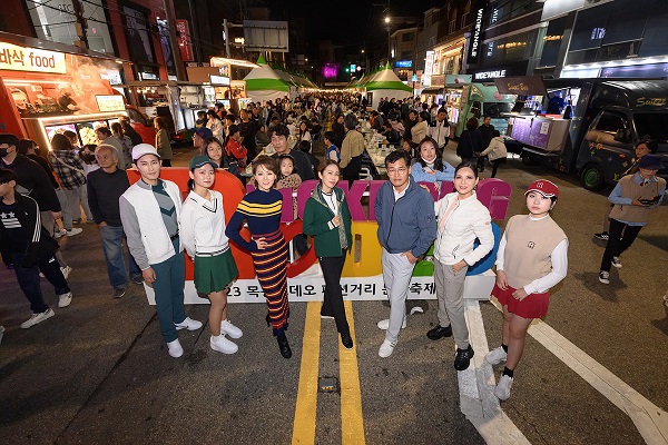 사진1)_지난해_열린_목동로데오패션거리_문화축제에서_이기재구청장과_구민_모델