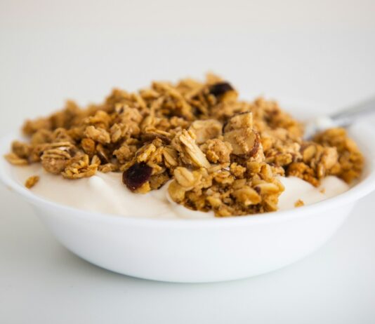 다이어트를 도와주는 슈퍼푸드, 필수 섭취 목록 a bowl of granola and yogurt with a spoon