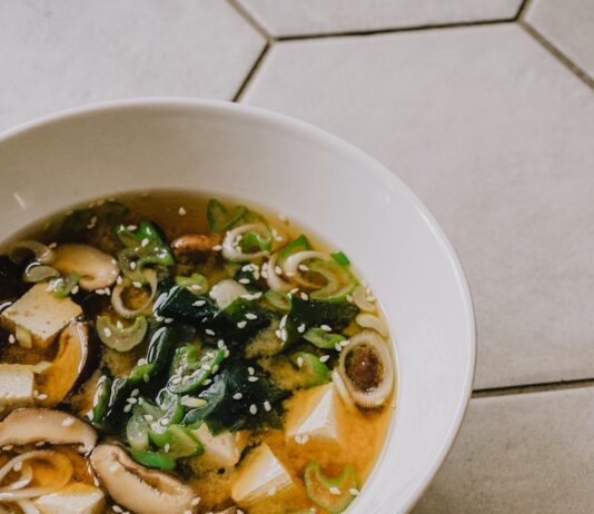 면역력 강화에 좋은 겨울철 전통 음식 a white bowl filled with soup on top of a tiled floor