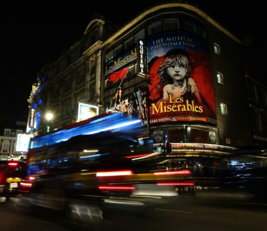 따뜻한 크리스마스 초대, 중구 1인가구에게 정동극장 뮤지컬 선물 a bus driving down a street next to a tall building