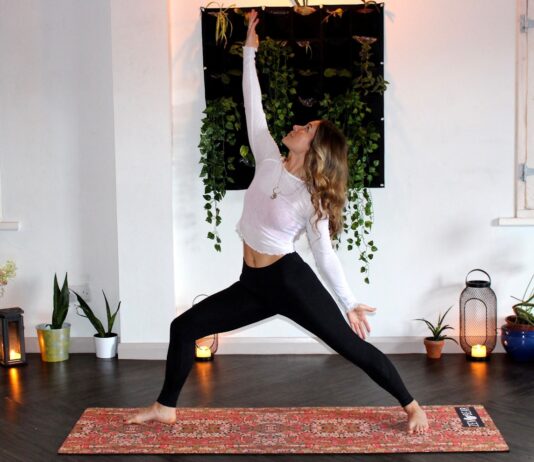 스트레스를 완화하는 겨울철 요가 자세 woman doing yoga