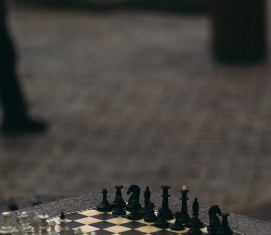 고령자의 뇌 건강: 치매 예방을 위한 뇌 훈련법 black and white chess piece on brown wooden chess board