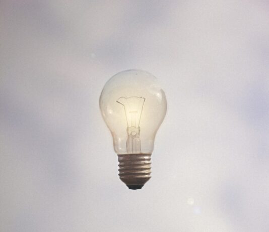 창의적인 아이디어 발상법 person catching light bulb