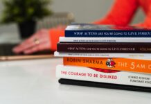 자기계발을 위한 성공적인 학습법 stack of books on white table