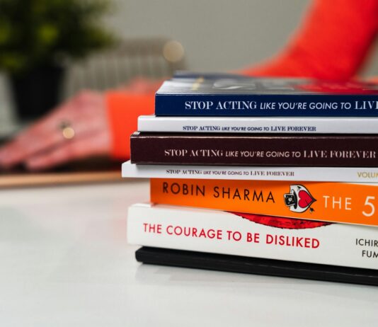 자기계발을 위한 성공적인 학습법 stack of books on white table