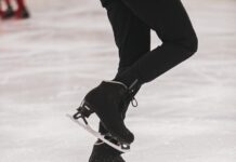 취미로 즐기는 겨울운동, 스트레스 해소와 병 예방을 동시에 person in black jacket and black pants playing ice hockey