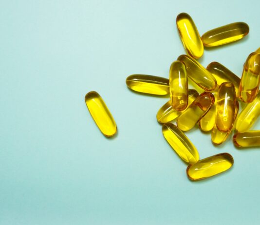 피부가 좋아하는 건강한 식단 brown and yellow medication tablets