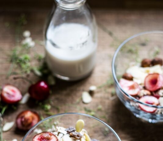 건강한 식습관을 위한 10가지 팁 fruits in clear glass bowl beside milk bottle