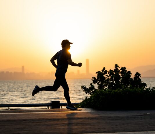 운동과 자연식으로 지키는 심혈관 건강 a man running on the beach at sunset