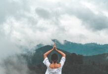 숨만 쉬어도 답답하다면? woman standing on rock facing forest