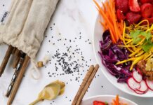 건강한 라이프스타일을 위한 식사 계획의 중요성 two bowls of salad with strawberries, carrots, radishes, and