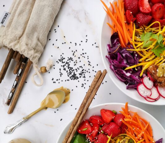 건강한 라이프스타일을 위한 식사 계획의 중요성 two bowls of salad with strawberries, carrots, radishes, and