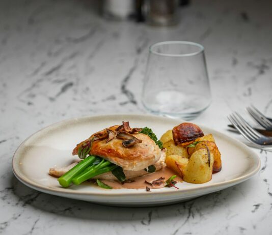 근육 회복을 위한 음식과 보충제로 운동 후 영양 회복 a white plate topped with meat and veggies
