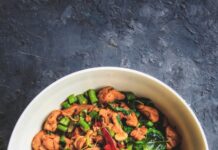 신진대사를 촉진시키는 음식과 운동 루틴 cooked food on white ceramic bowl