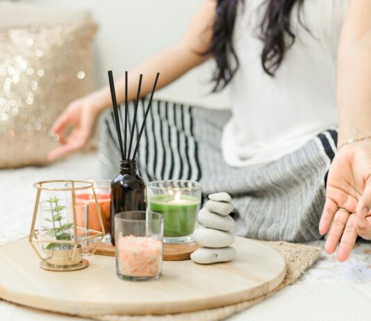 하루 5분, 마음챙김 명상이 만드는 변화 woman in white tank top holding black chopsticks