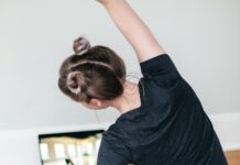 “하루 3분만 투자하세요”…림프 순환 스트레칭으로 몸속 노폐물 청소하기 woman in black t-shirt and black pants lying on black yoga mat