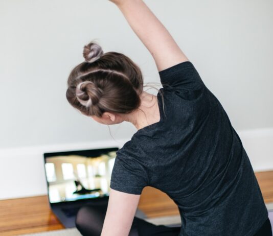 “하루 3분만 투자하세요”…림프 순환 스트레칭으로 몸속 노폐물 청소하기 woman in black t-shirt and black pants lying on black yoga mat