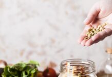 자연식품 위주의 식단, 피부와 체중에 어떤 변화가? person holding brown grains