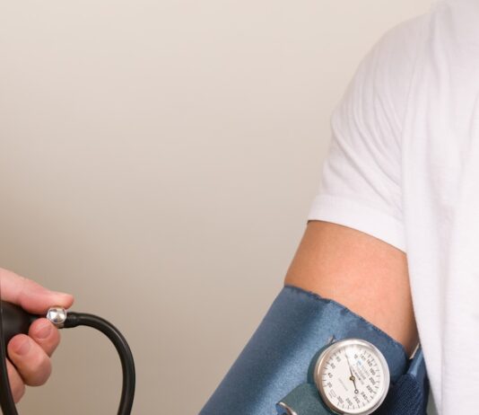 “여름만 되면 어지럽고 숨이 가빠요”…초여름 기립성 저혈압, 대처법은? a doctor checking the blood pressure of a patient