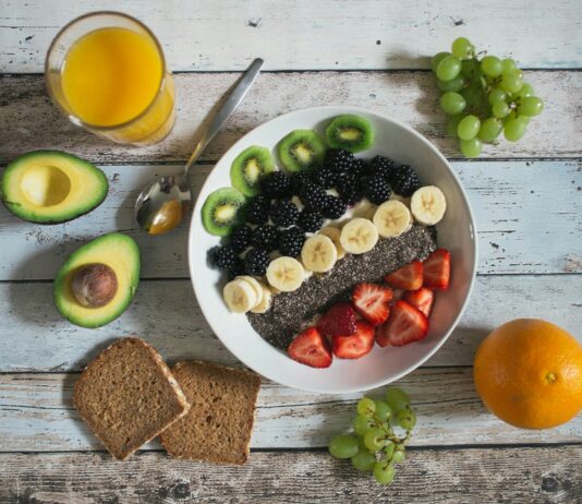 심혈관 건강 지키는 식단 관리법, 내 혈관은 내가 책임진다 fruit lot on ceramic plate
