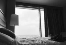 수면의 질을 높이는 간단한 방법 5가지 grayscale photo of bed near white table lamp