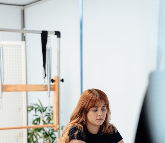 30대와 40대가 관심가지는 필라테스로 건강관리 하는 법 a woman on a rowing machine in a gym