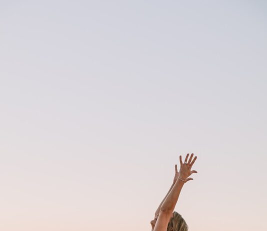 스트레스 관리의 열쇠, 마음 챙김이 주는 놀라운 변화 woman in white shirt raising her hands