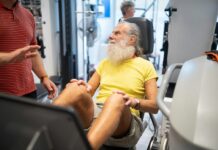 나이가 들어도 건강한 삶, 근감소증 예방과 효과적인 근육 관리법 a man with a white beard sitting in a gym