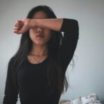 “생리 전 너무 예민해져요”… 혹시 PMDD일 수도 있습니다 woman in black long sleeve shirt