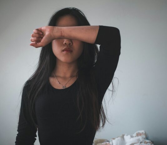 “생리 전 너무 예민해져요”… 혹시 PMDD일 수도 있습니다 woman in black long sleeve shirt