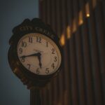 내 몸의 ‘리셋 버튼’, 잃어버린 생체리듬을 되찾는 법 a clock on a pole in front of a building